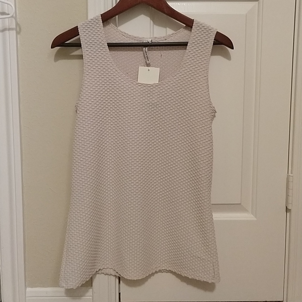 Sleeveless shirt. Small Belah Codey